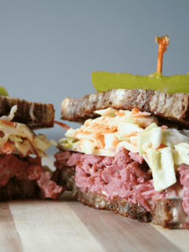 Panini Reuben a Cottura Lenta 6 Panino Reuben tagliato a metà su tagliere