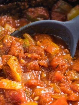 cucchiaio nel sugo di peperoni nella slow cooker
