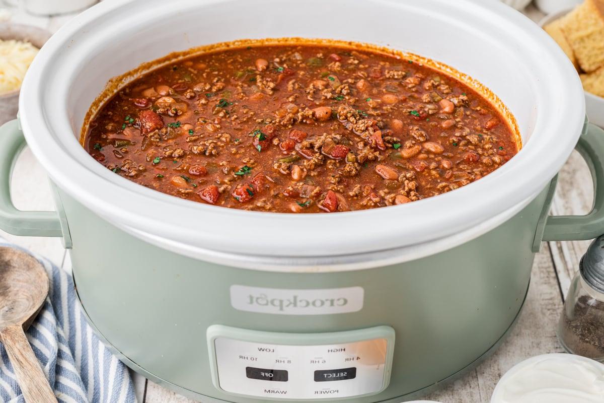 Miglior Chili per Slow Cooker 7 Chili in una pentola Crock-Pot verde.