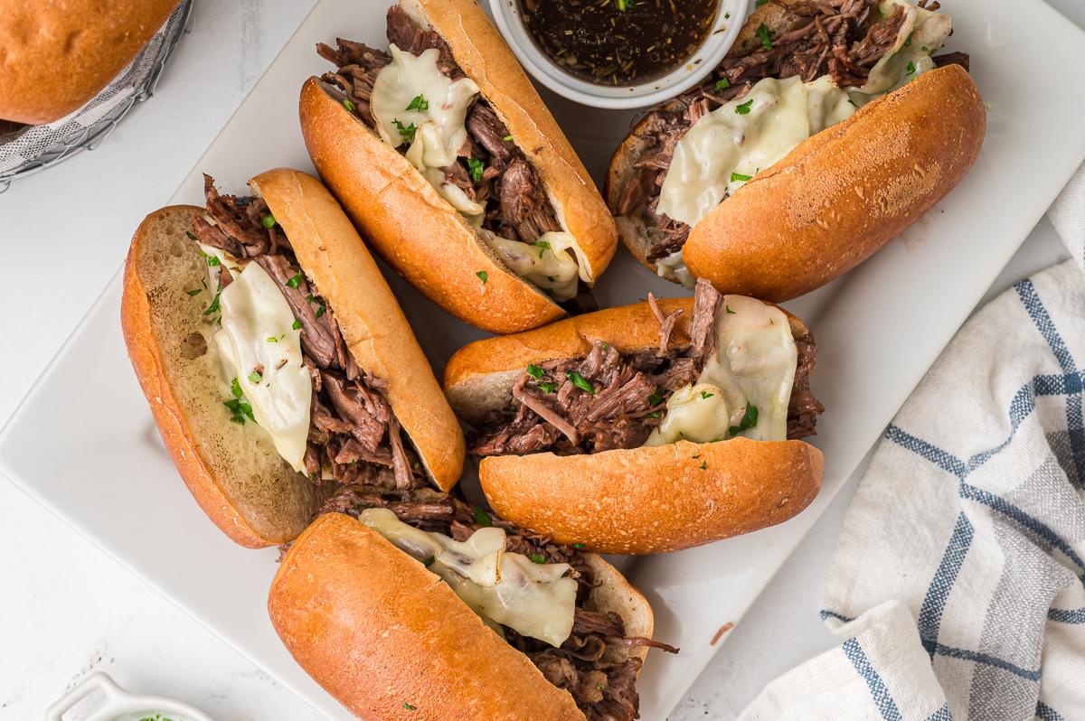 Panini French Dip a Cottura Lenta 7 4 panini French Dip con au jus.