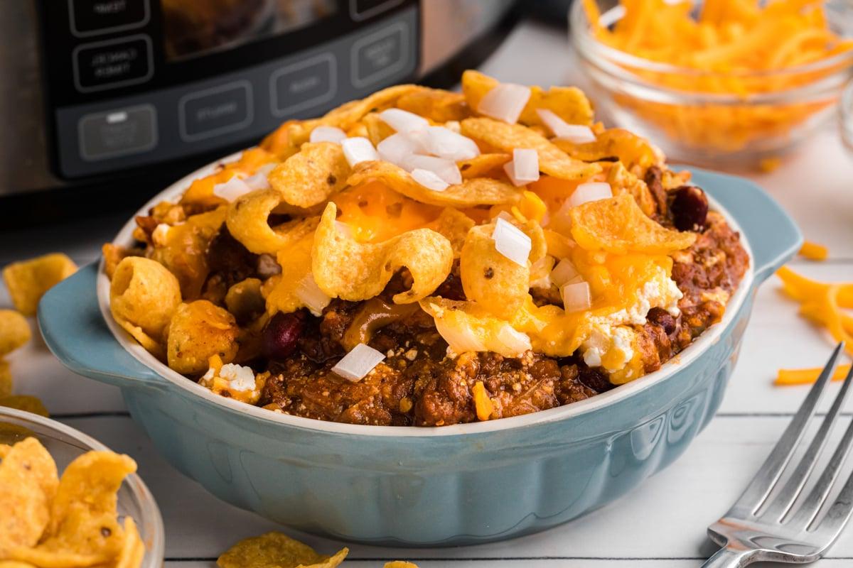 **Pasticcio di Chili a Cottura Lenta al Formaggio** 7 close-up of slow cooker chili cheese casserole in a bowl.