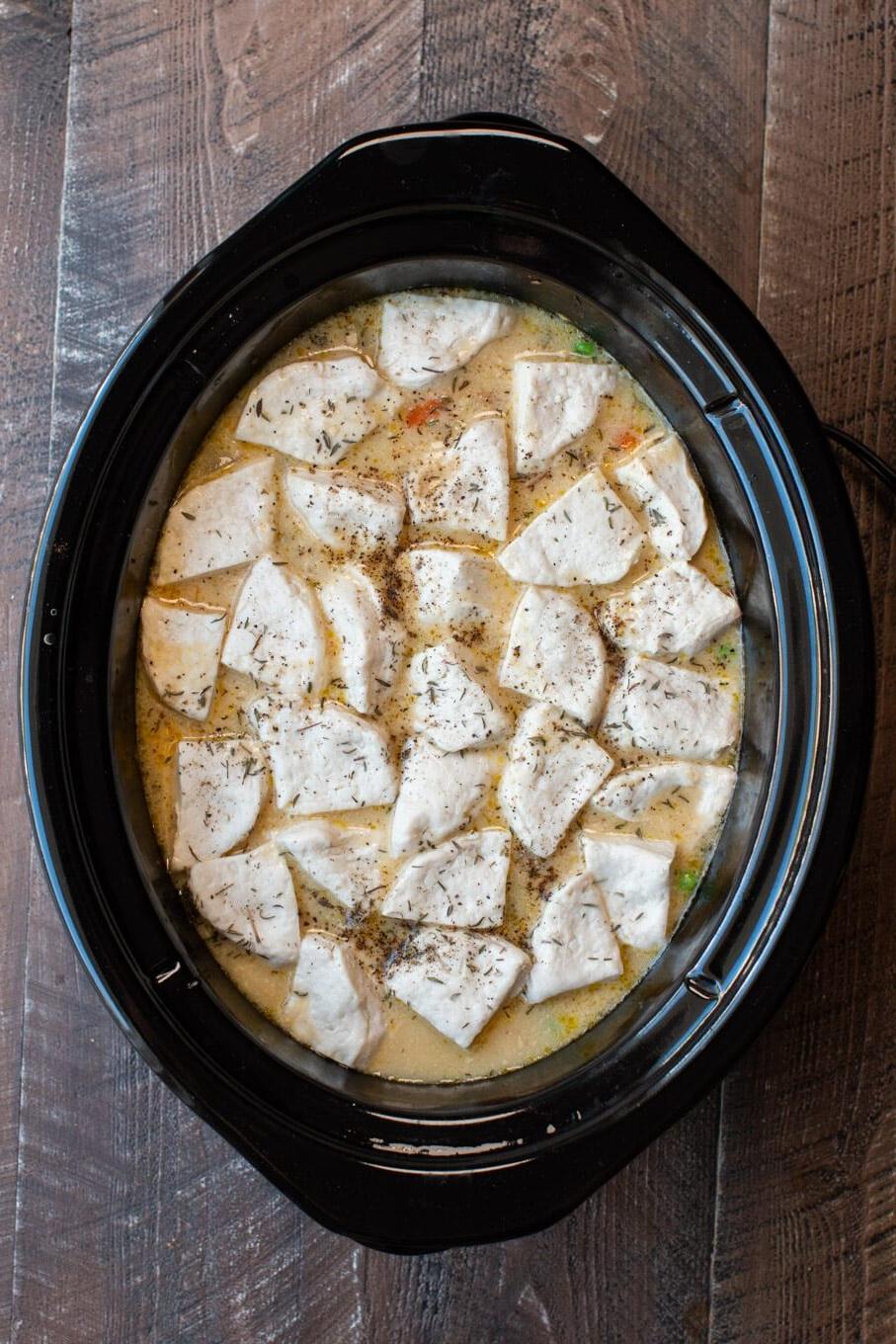**Pollo e Gnocchi in Pentola a Cottura Lenta {con biscotti in scatola}** 7 Gnocchi di pollo con impasto crudo di biscotti tagliato sopra.