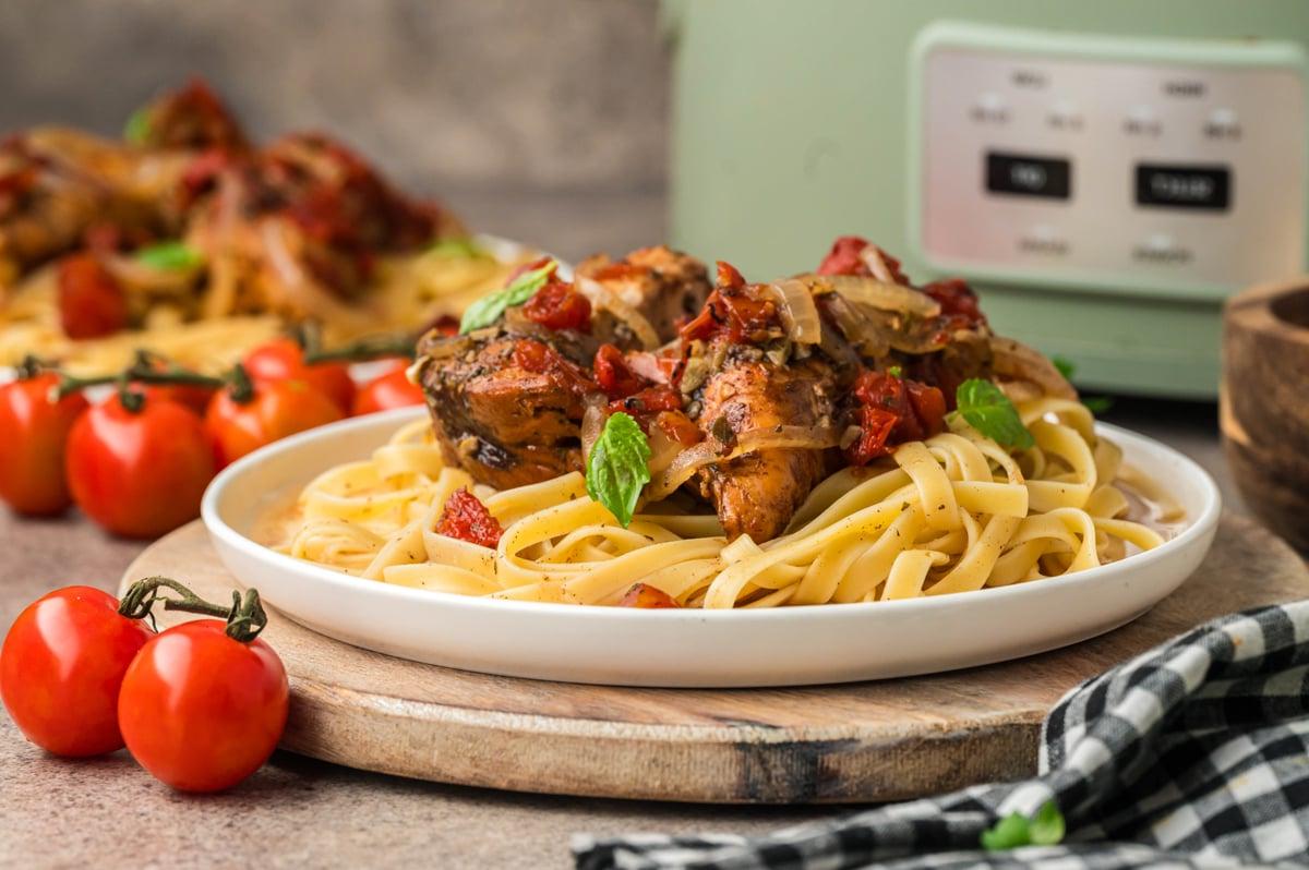 Pollo Balsamico a Cottura Lenta 7 Piatto di fettuccine con pollo al balsamico sopra.