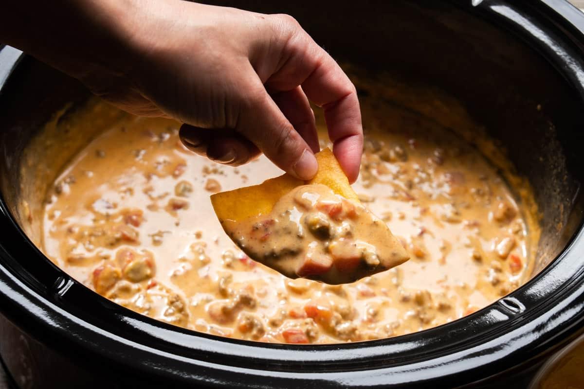 Ricetta del dip Rotel 7 chip con dip Rotel al formaggio Velveeta.
