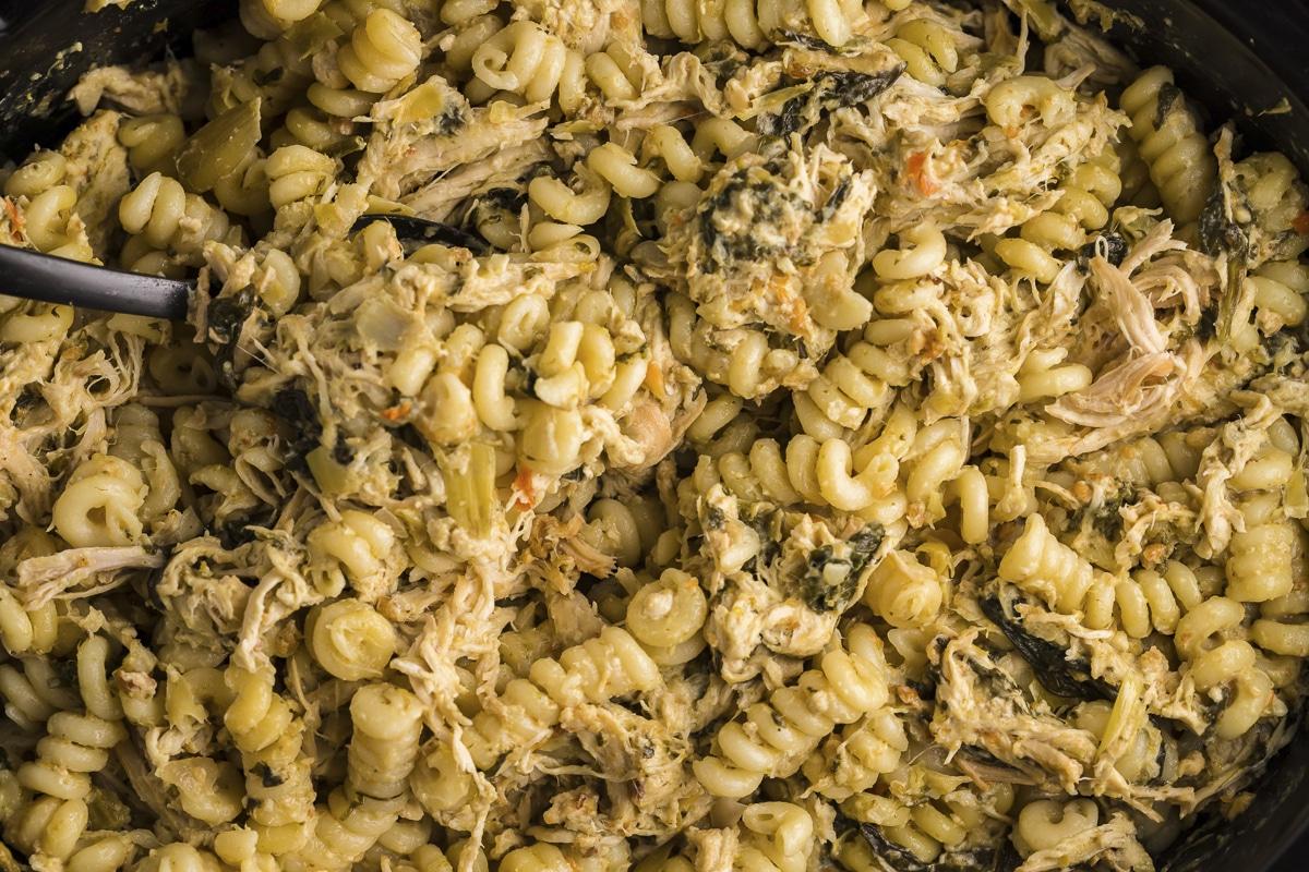 primo piano di pasta e pollo nella slow cooker