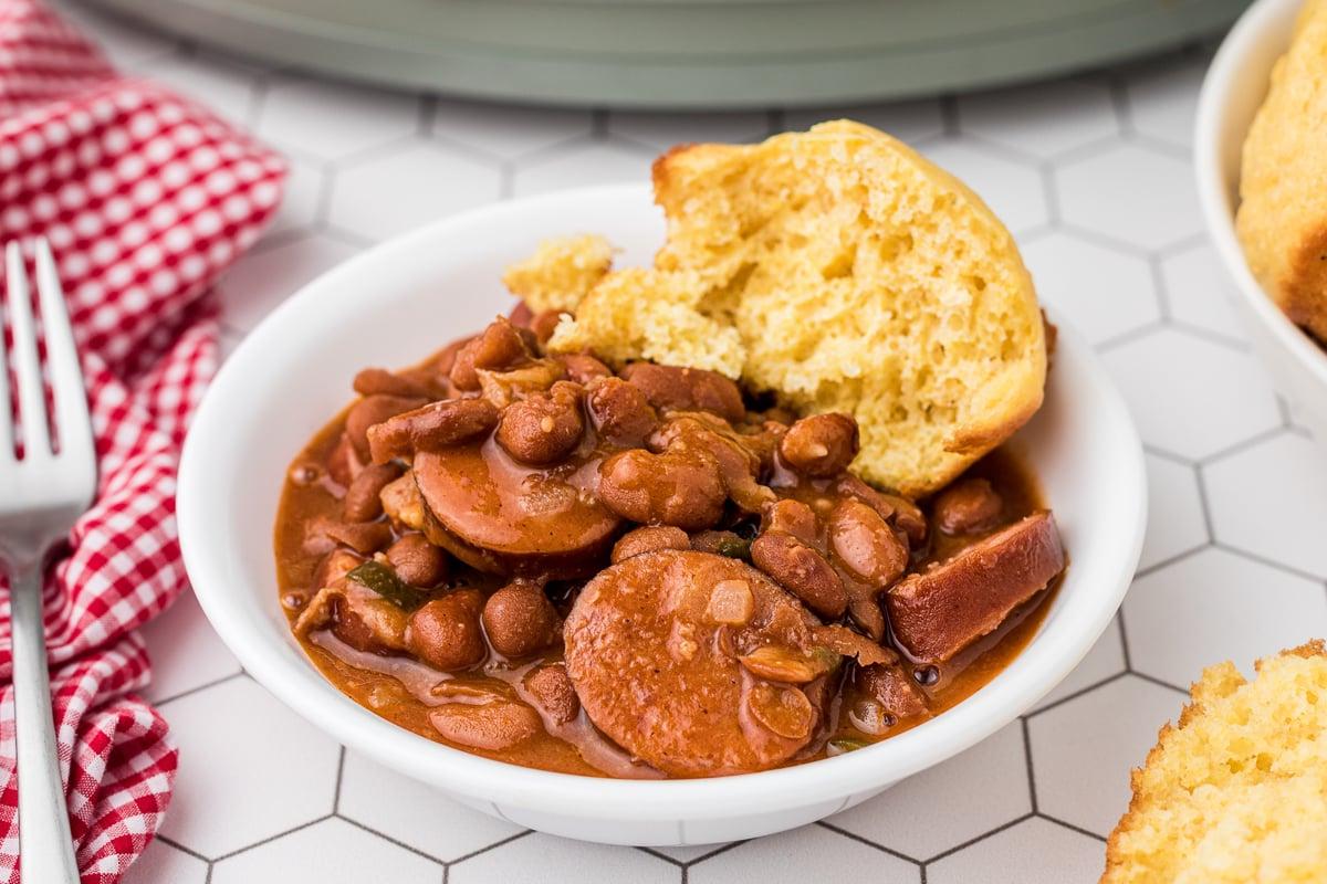 Ciotola di fagioli e salsicce con pane di mais.