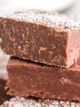 2 pezzi di fudge in crockpot impilati.