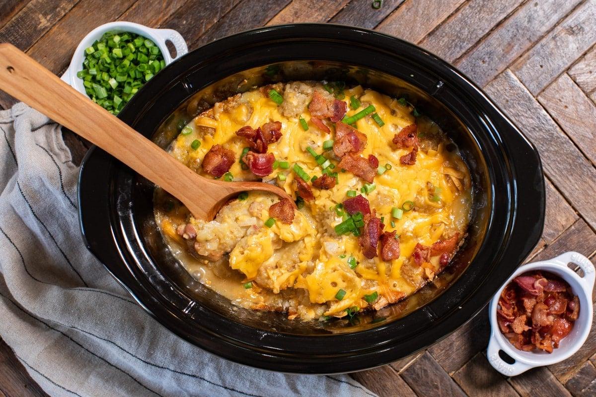 Sformato di Pollo e Crocchette di Patate a Cottura Lenta 7 Casseruola di tater tots con pollo e bacon e cipollina verde sopra.