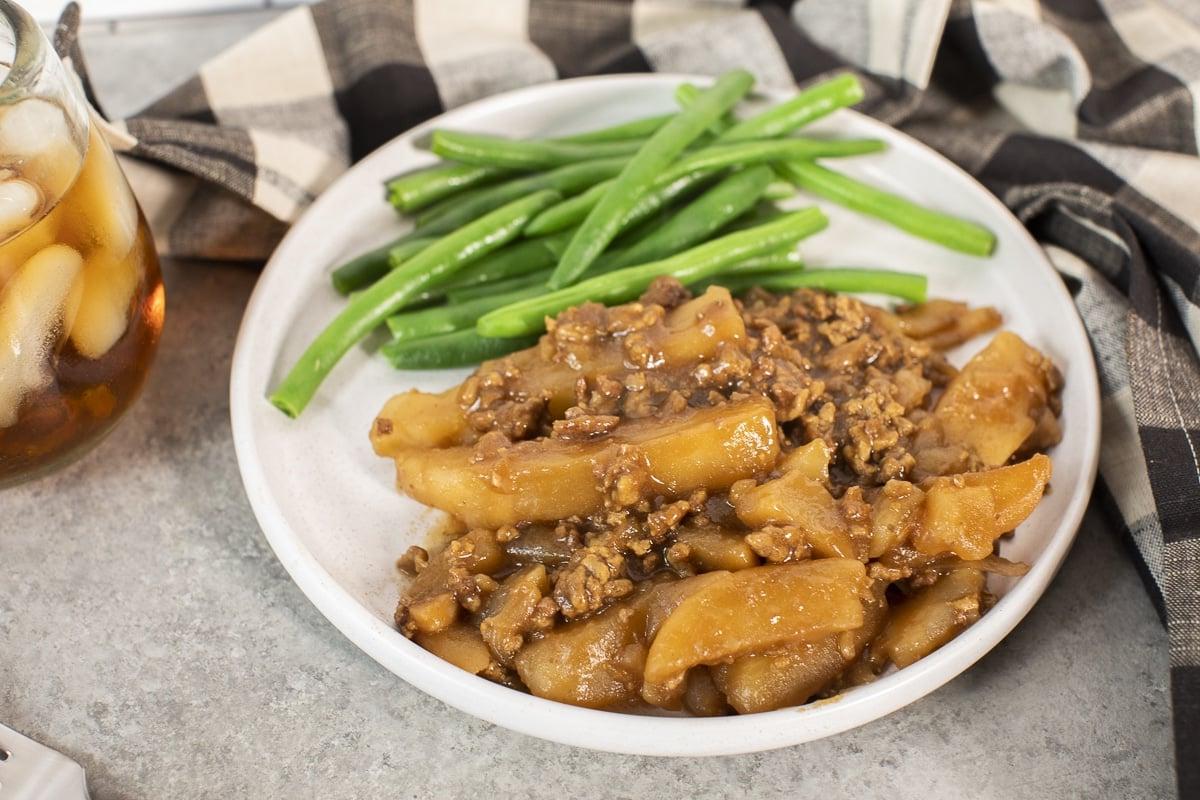 Casseruola di Patate e Hamburger a Cottura Lenta 7 Piatto di casseruola di manzo e patate con fagiolini verdi.