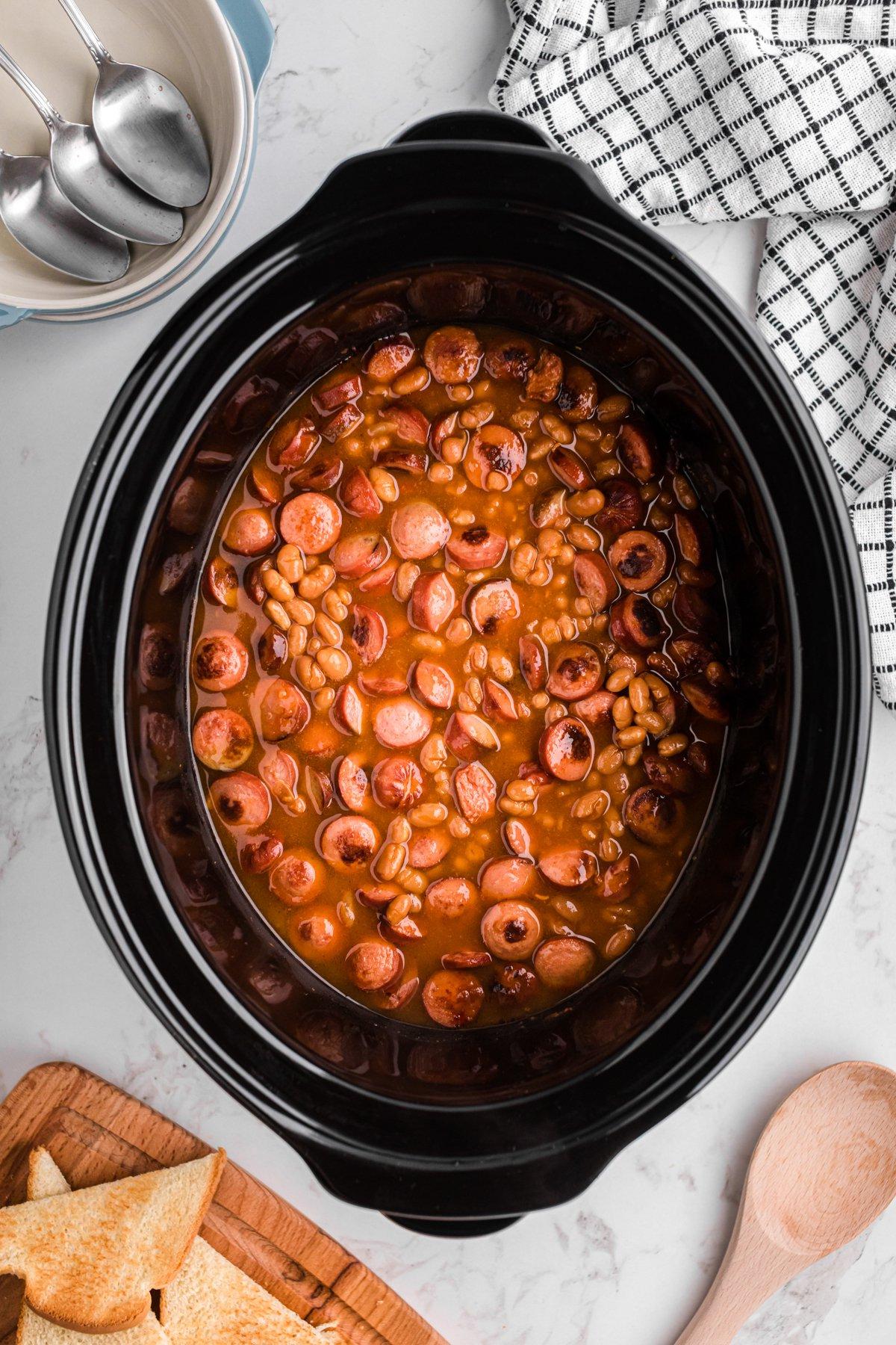 Berretti e Würstel 7 Fagioli e Würstel in slow cooker dopo la cottura, visti dall'alto.