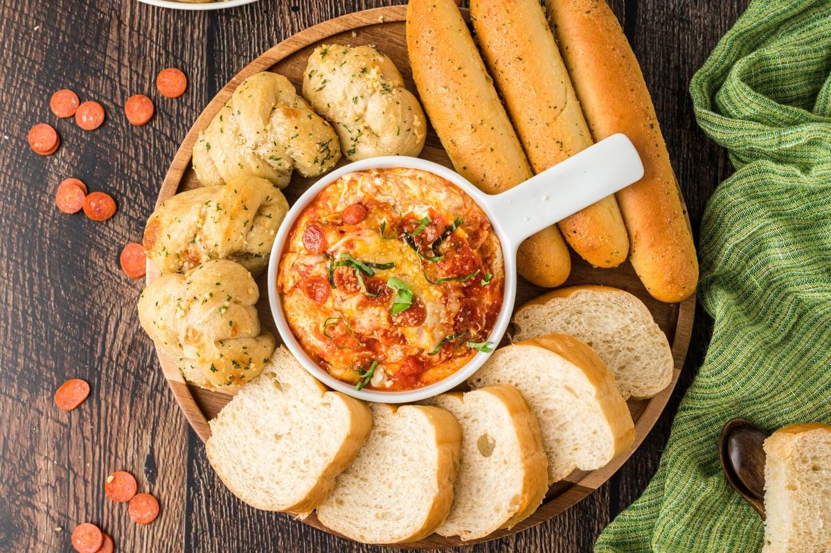 Salsa Pizza a Cottura Lenta 7 overhead shot of pizza dip in a bowl with 3 kinds of bread.