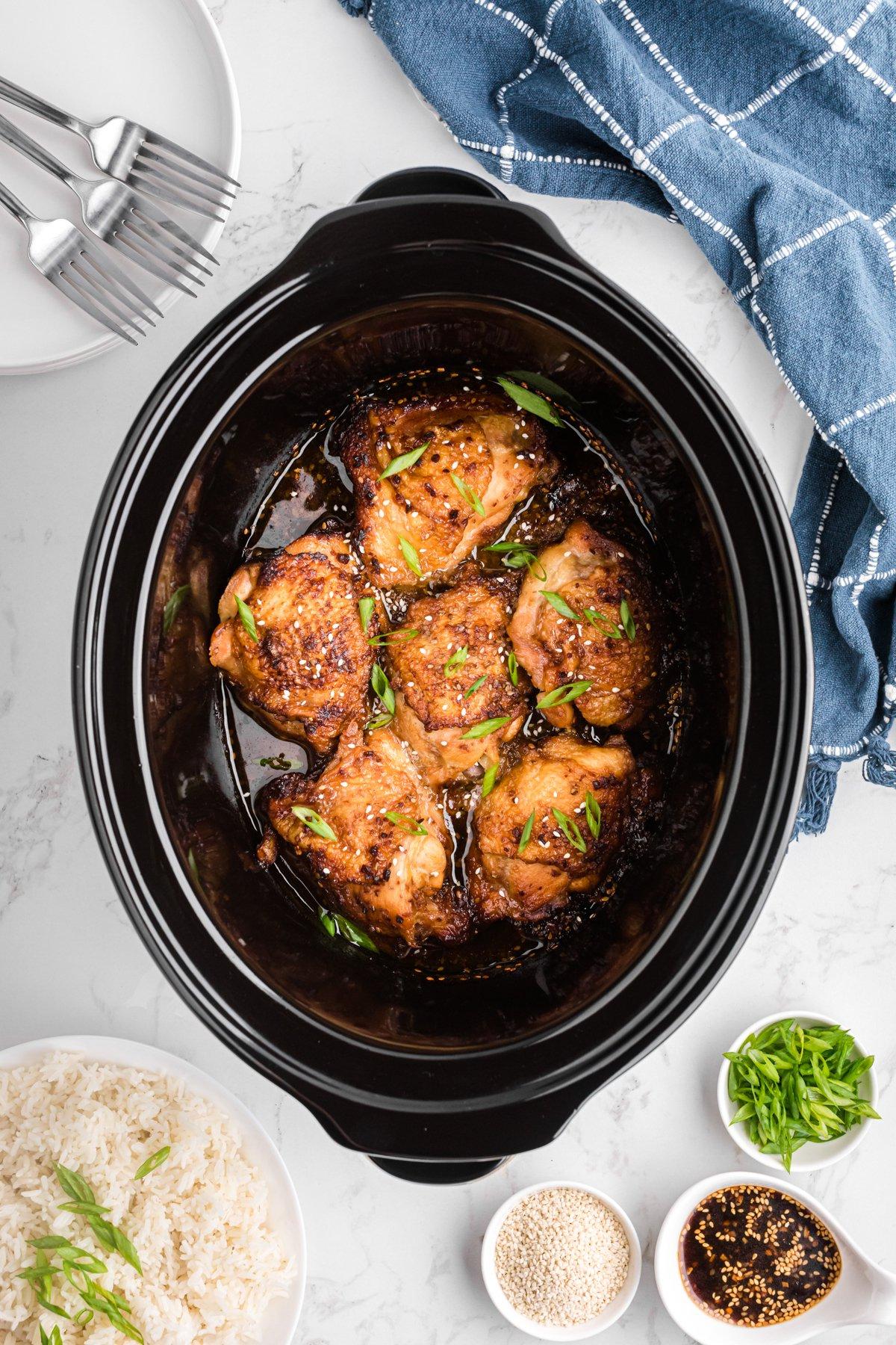 **Cosce di Pollo Teriyaki a Cottura Lenta** 7 Cosce di pollo teriyaki dopo la cottura in un crockpot.