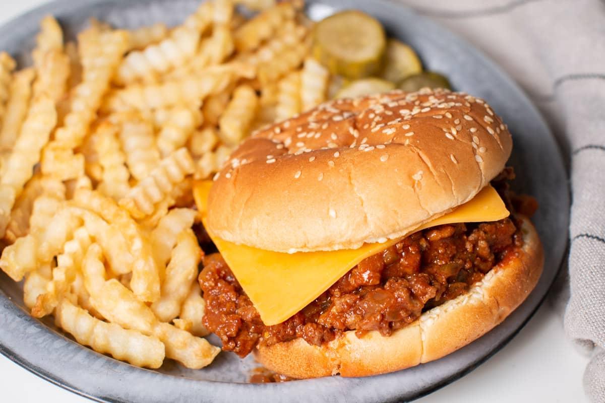 Sloppy Joes a Cottura Lenta 7 Primo piano di Sloppy Joe con formaggio