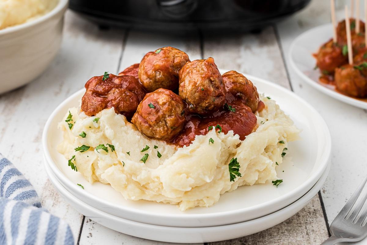 Polpette alla Birra a Cottura Lenta 7 Polpette alla birra su purè di patate.