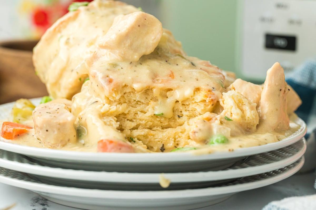 Facile Pasticcio di Pollo Cotto Lentamente con Focaccine 7 Porzione di torta rustica di pollo in pentola a cottura lenta con uno dei biscotti che mostra l'interno.