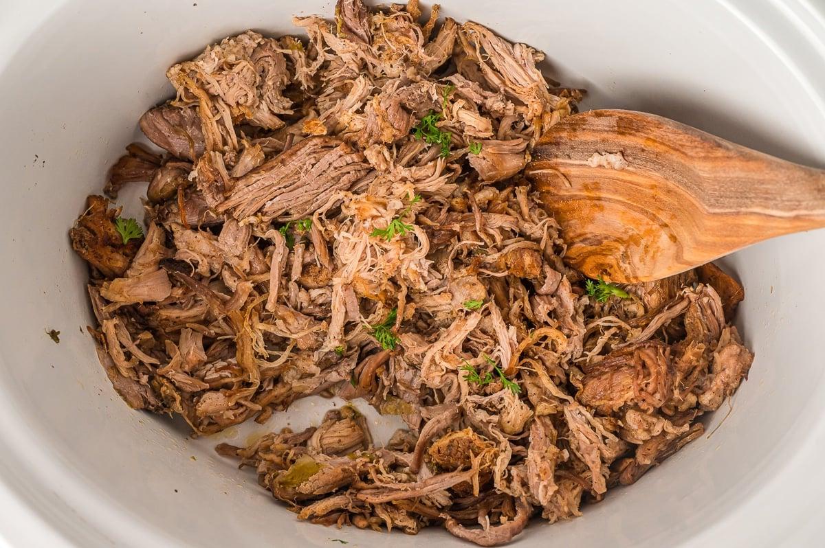 Carnitas nella Pentola a Cottura Lenta 7 overhead shot of crispy carnitas in crockpot.