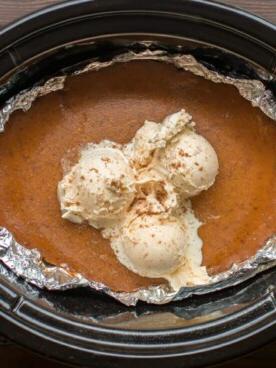 Torta di Zucca Senza Crosta allo Zucchero di Canna a Cottura Lenta 7 Slow cooker rivestita di alluminio. Torta di zucca con gelato sopra.