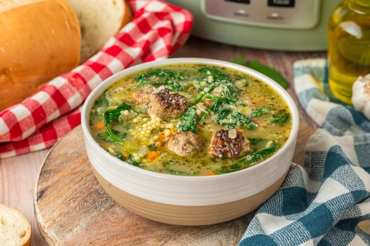 Minestra Maritata Italiana a Cottura Lenta 7 Porzione di minestra maritata italiana in slow cooker in una ciotola.