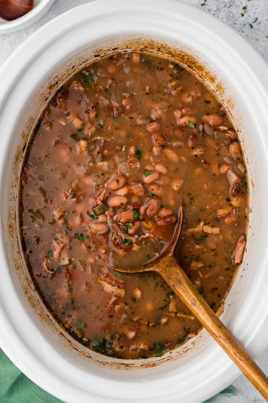 Fagioli Charro alla Cottura Lenta 7 Fagioli charro pronti da servire in una slow cooker.