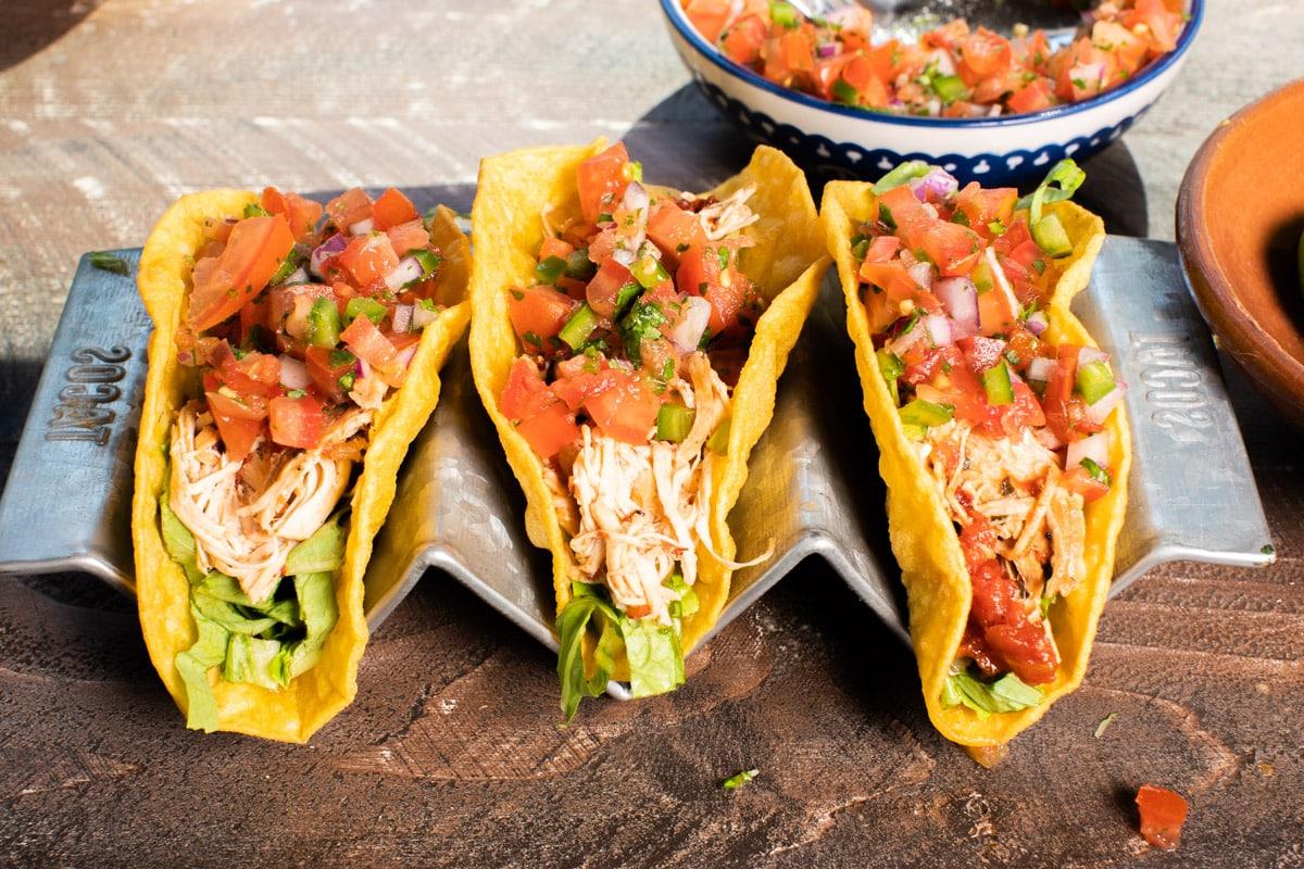 Pollo Tinga a Cottura Lenta 7 3 gusci di taco con pollo tinga e condimenti