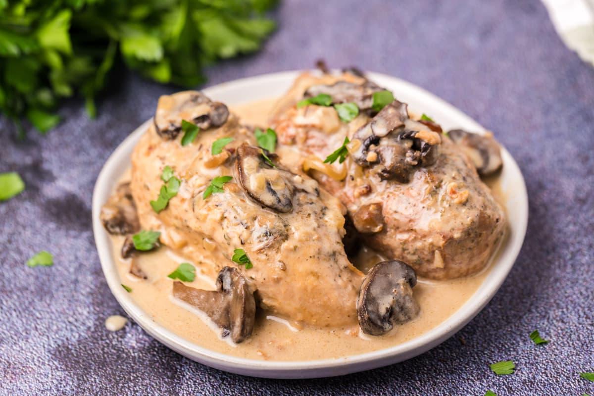 Pollo al Marsala in pentola a cottura lenta 7 Pollo al Marsala su piatto bianco