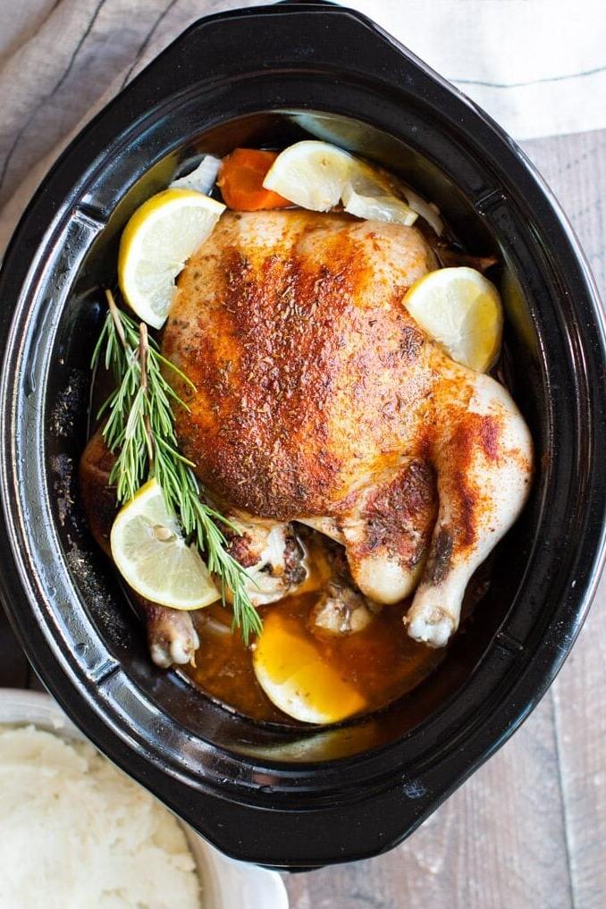 Pollo Intero in Slow Cooker 7 Pollo intero, cotto, in una crockpot.