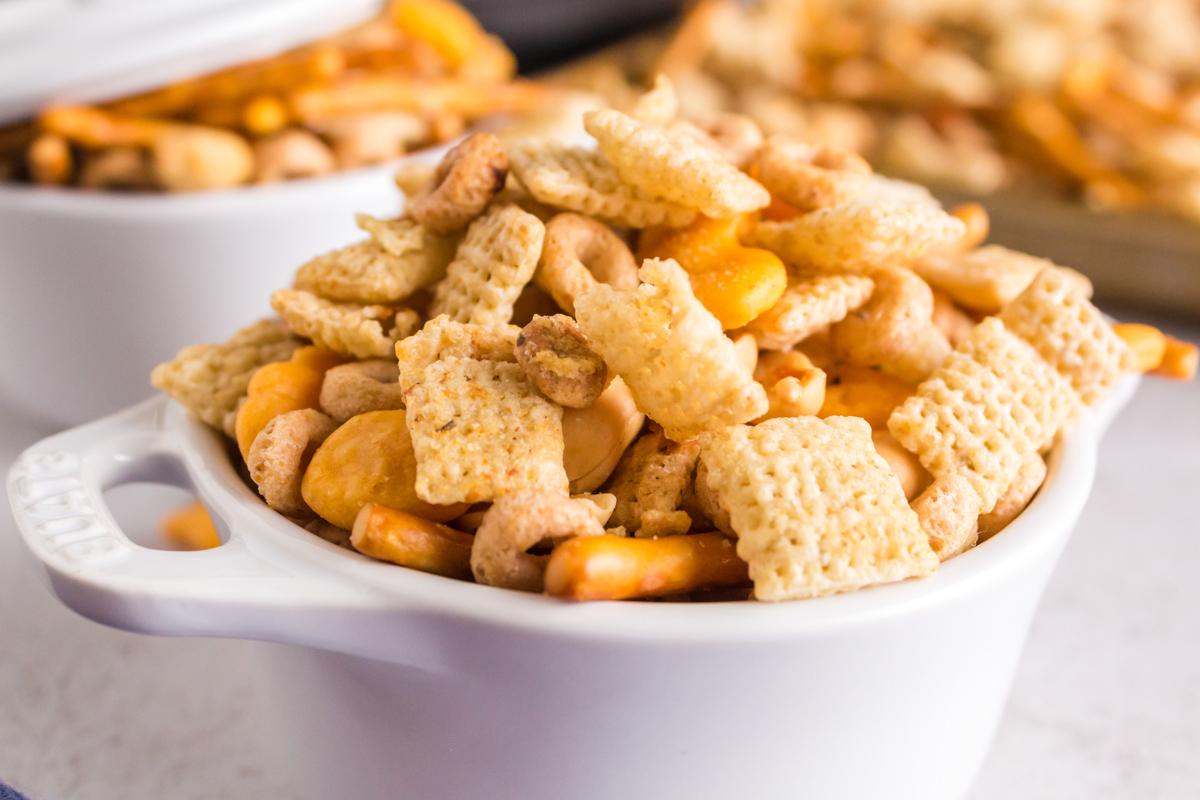 Mix Chex al Ranch per Cottura Lenta 7 Primo piano del Chex Mix al Ranch nella slow cooker in una ciotola bianca.