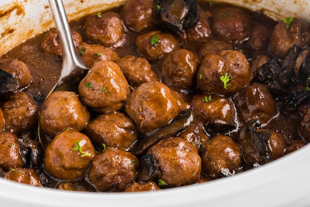 Polpette alla Salisbury 7 Slow cooker içinde salisbury biftek köfteleri.
