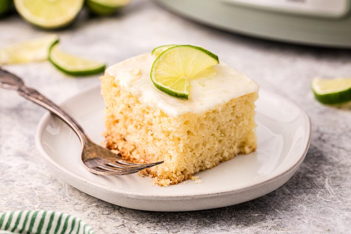 Torta al Lime a Cottura Lenta 7 Fetta di torta al lime key su un piatto.