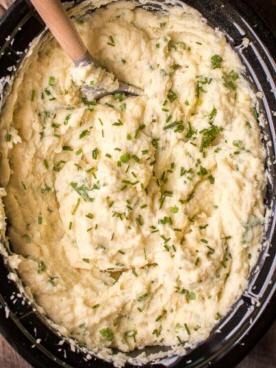Purè di patate a cottura lenta con panna acida e cipolla 7 Patate in purea nella slow cooker con erba cipollina sopra.