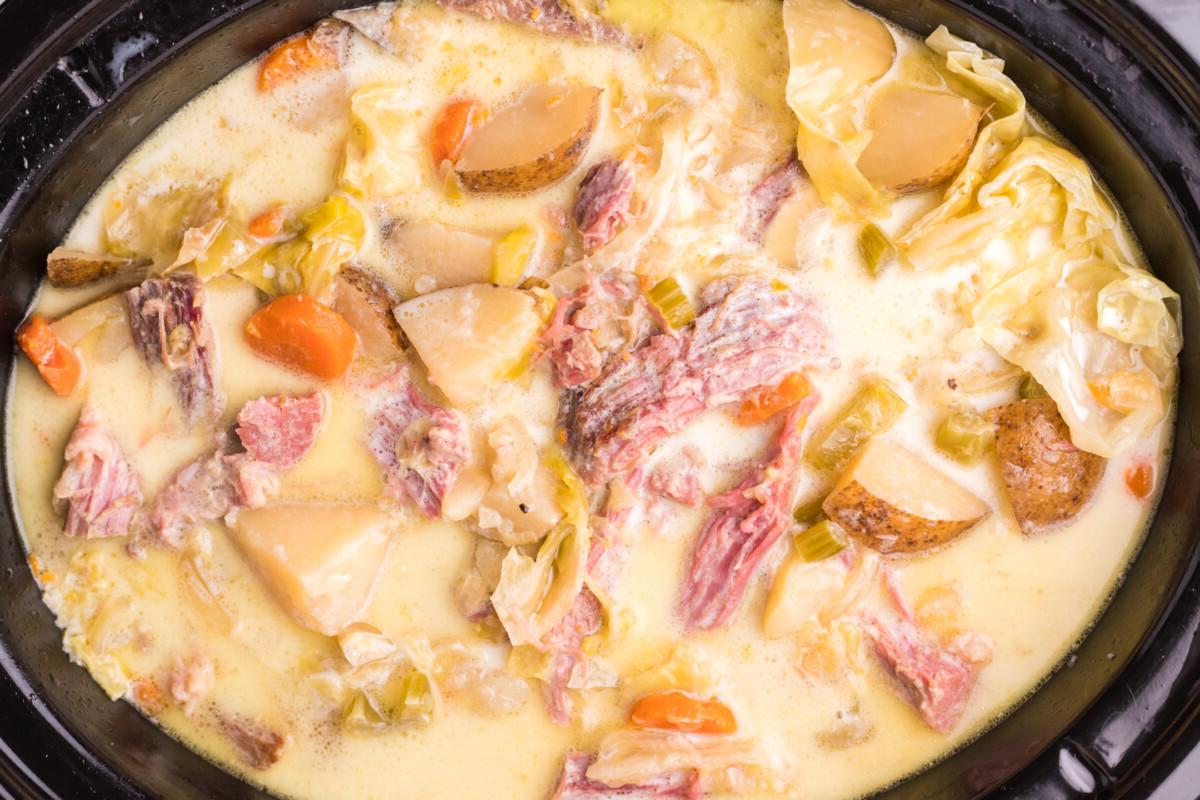 Zuppa Cremosa di Manzo in Salamoia e Cavolo Cotta Lentamente 7 Aggiungi zuppa di manzo salmistrato e cavolo finita.