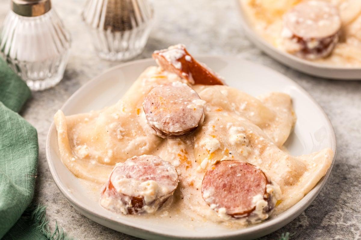 Pierogi a cottura lenta 7 Porzione di pierogi in slow cooker su un piatto.