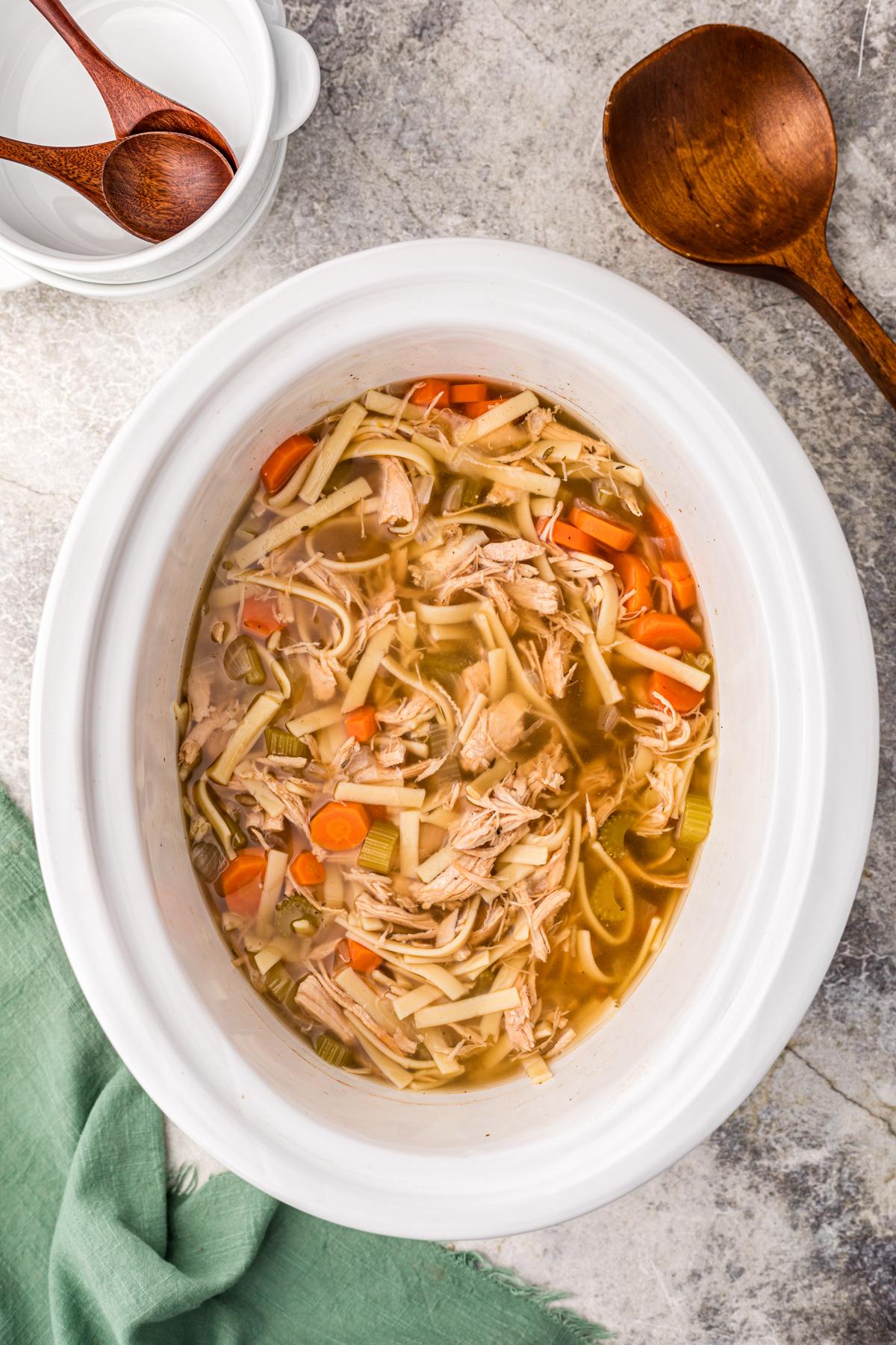 Zuppa di Tacchino e Pastina della Nonna a Cottura Lenta 7 Zuppa di tacchino e tagliatelle dopo l'aggiunta della pasta.