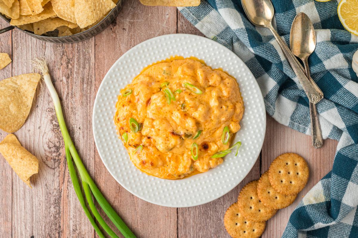 Salsa di Gamberetti Calda a Lenta Cottura 7 overhead of slow cooker hot shrimp dip on a plate.