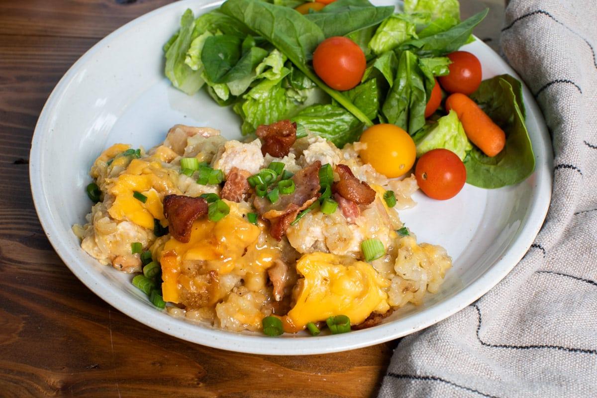 Sformato di Pollo e Crocchette di Patate a Cottura Lenta 8 Porzione di casseruola di tater tots con pollo e bacon su piatto con insalata