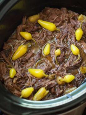 **Brasato Piccante alla Mississippi per Slow Cooker** 8 Arrosto di manzo sfilacciato con peperoni piccanti sopra.