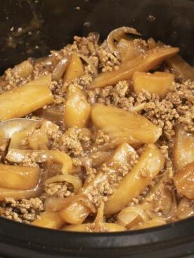 Casseruola di Patate e Hamburger a Cottura Lenta 8 Casseruola di manzo e patate cotta nella slow cooker