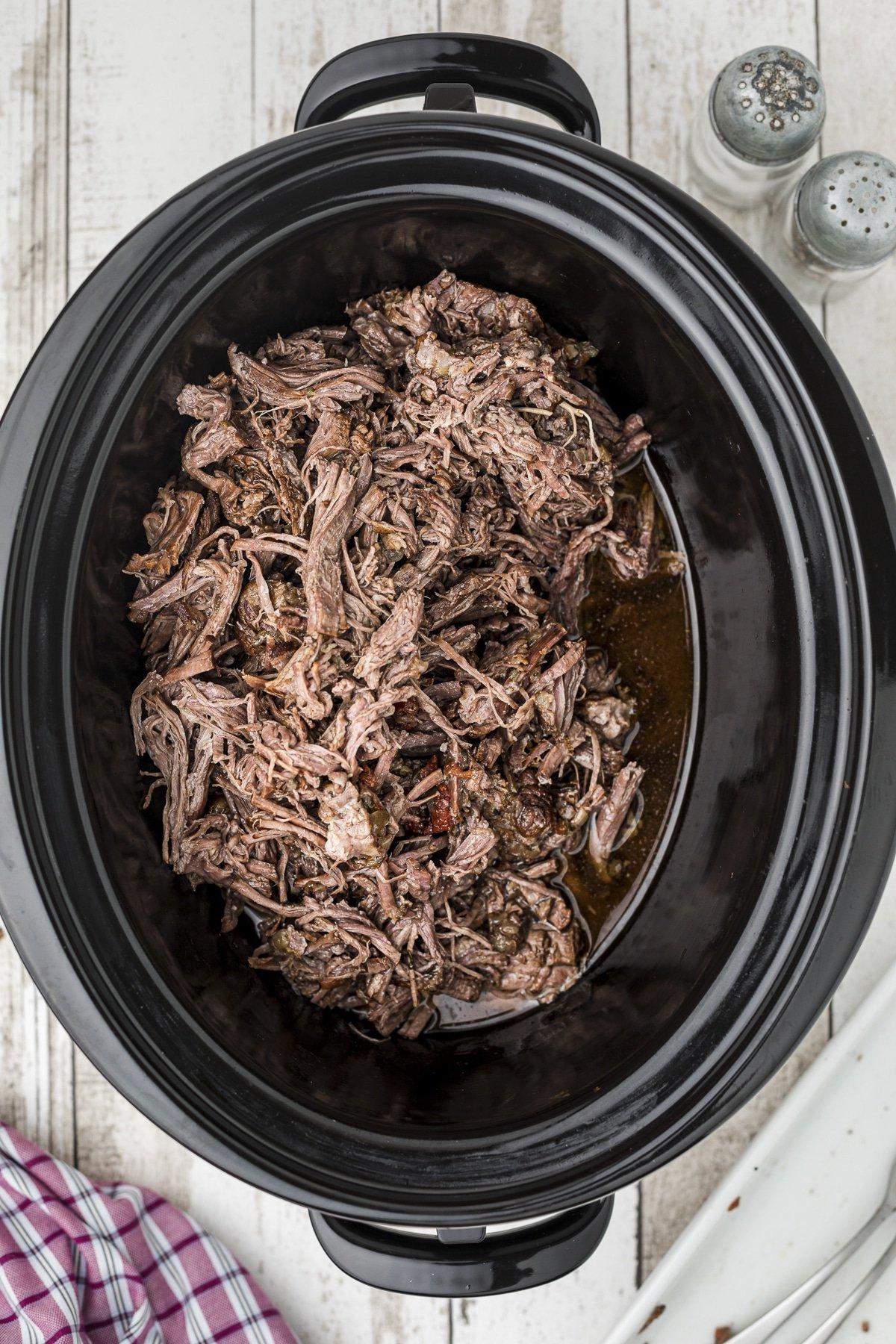 Manzo Sfilacciato Messicano a Cottura Lenta 8 Manzo sfilacciato messicano di nuovo nel slow cooker.