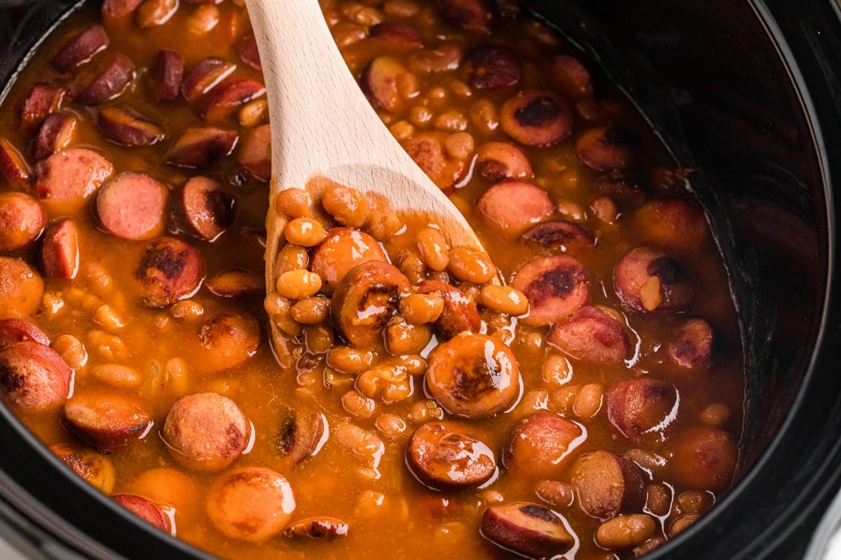 Berretti e Würstel 8 Primo piano di Fagioli e Würstel nella slow cooker dopo la cottura.