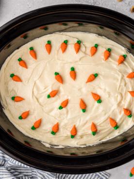Torta di carote nella Slow Cooker 8 Torta di carote nella slow cooker con decorazioni di carote sopra.