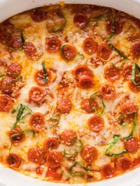 Salsa Pizza a Cottura Lenta 8 overhead shot of pizza dip in a white slow cooker.