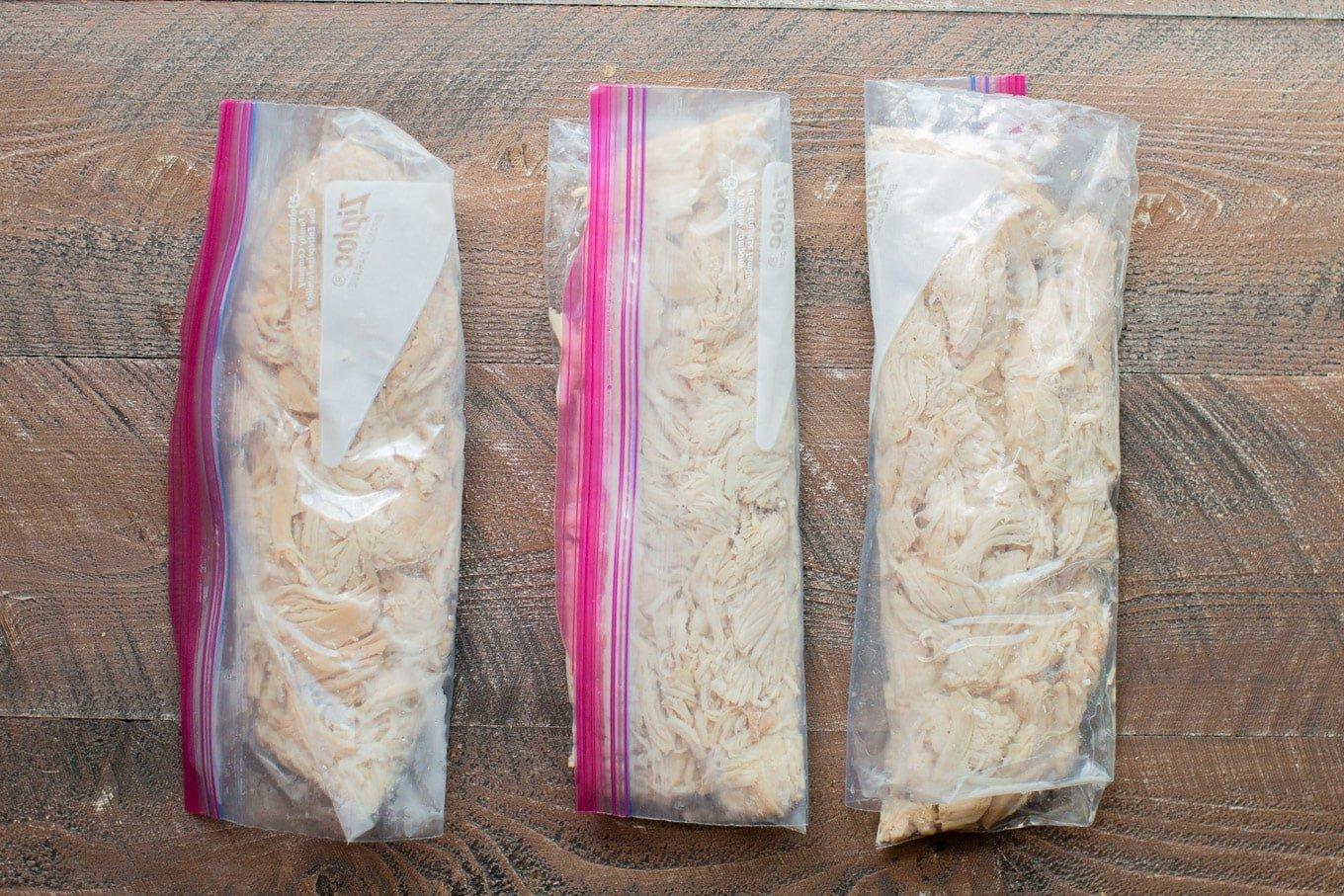 Pollo sfilacciato in slow cooker 8 3 sacchetti ziplock pronti per il congelatore con pollo sfilacciato all'interno.