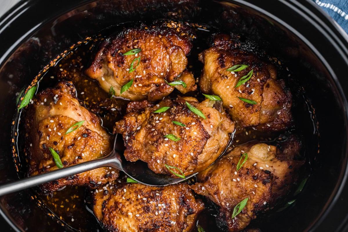 **Cosce di Pollo Teriyaki a Cottura Lenta** 8 Prendere le cosce di pollo teriyaki dalla slow cooker con un mestolo.