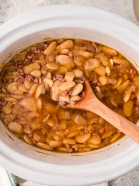 Fagioli di Lima a Cottura Lenta 8 Vista dall'alto di fagioli di lima in slow cooker.