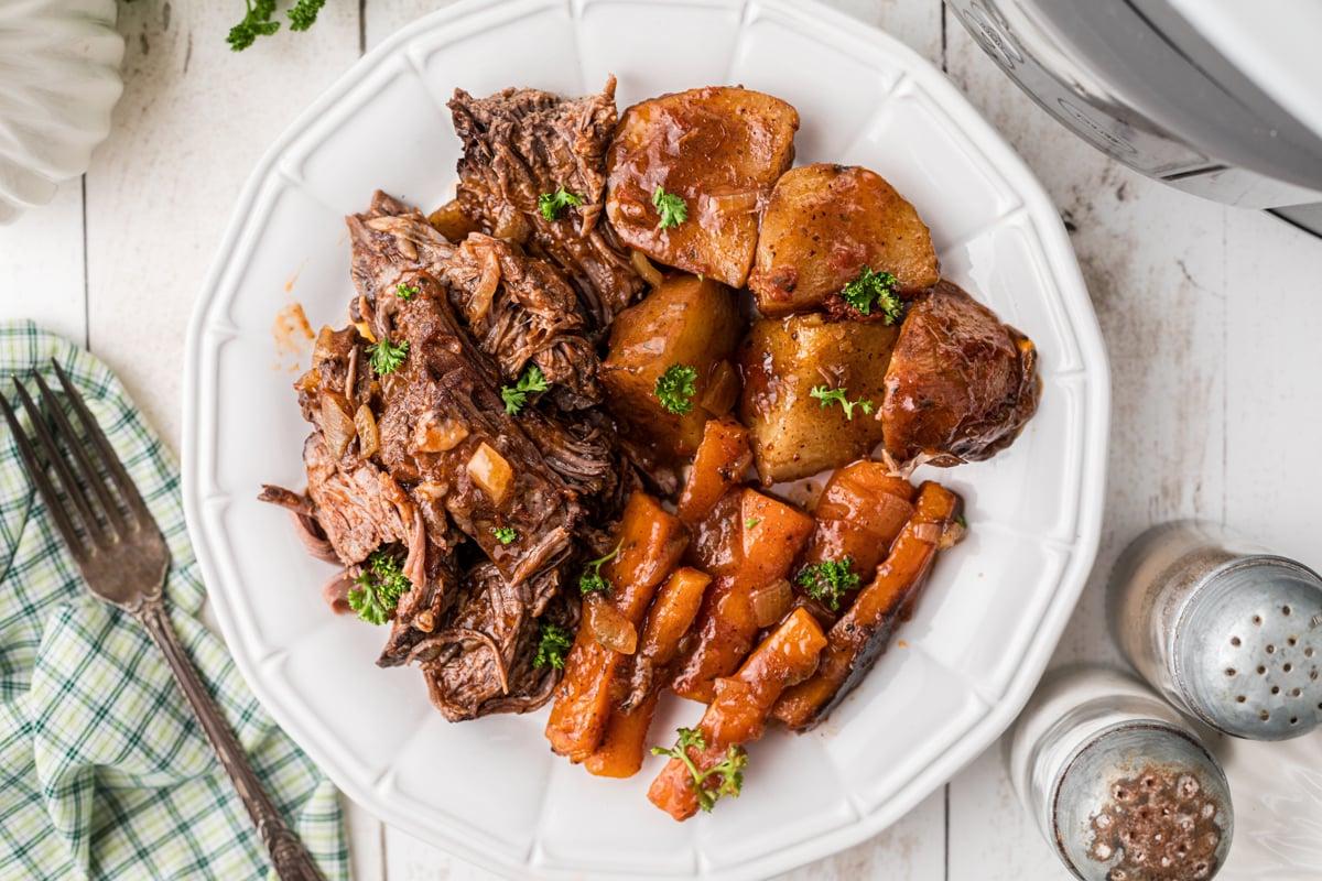 **Stracotto all'Italiana** 8 manzo brasato all'italiana in slow cooker su un piatto dall'alto.