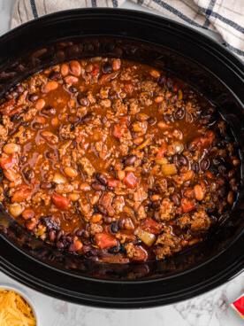 Frito Pies 8 Ripresa dall'alto della Frito Pie che cuoce nella slow cooker.