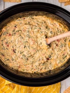 Salsa di Formaggio e Spinaci a Lenta Cottura 8 Ripresa dall'alto del Velveeta spinaci con patatine di lato.