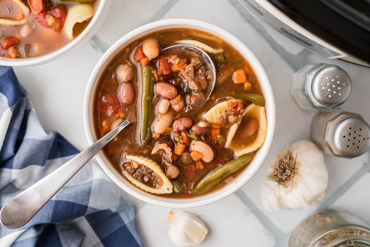 Minestrone di 15 Legumi a Cottura Lenta {Vegetariano} 8 Una ciotola di zuppa minestrone 15 legumi in pentola a cottura lenta.