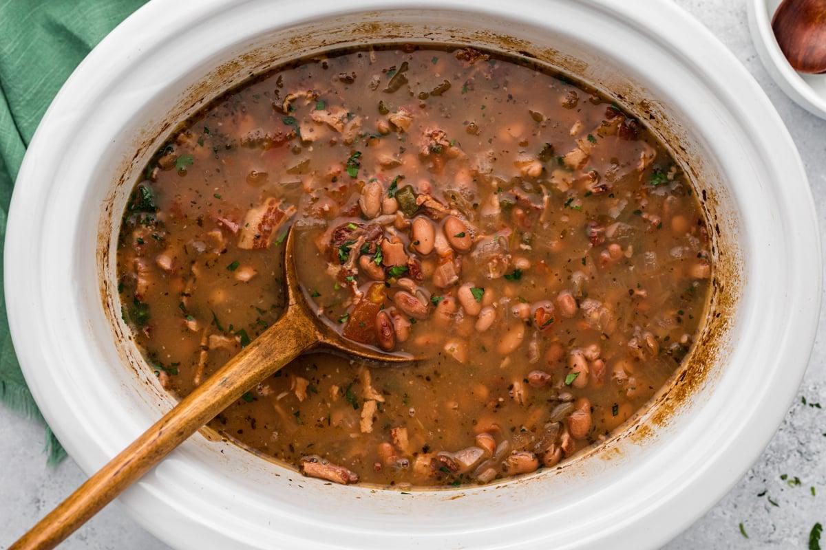 Fagioli Charro alla Cottura Lenta 8 Fagioli pinto con coriandolo in una slow cooker.