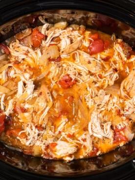 Pollo Tinga a Cottura Lenta 8 Primo piano di pollo tinga sfilacciato nello slow cooker
